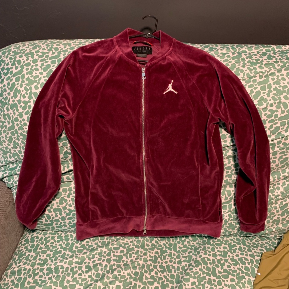 I’m selling a Jordan limited edition valor sweat shirt.